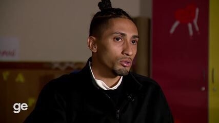 Raphinha e jogadores do Barcelona apresentam a nova camisa para a temporada 2025/26. Reprodução: Globo