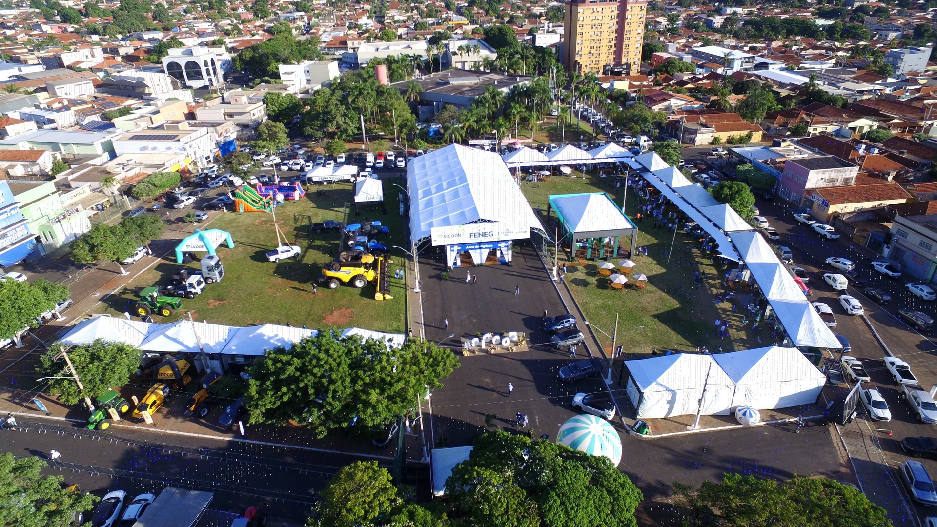 Vista aérea da FENEG 2025, destacando a movimentação no agronegócio em Frutal. Reprodução: Globo