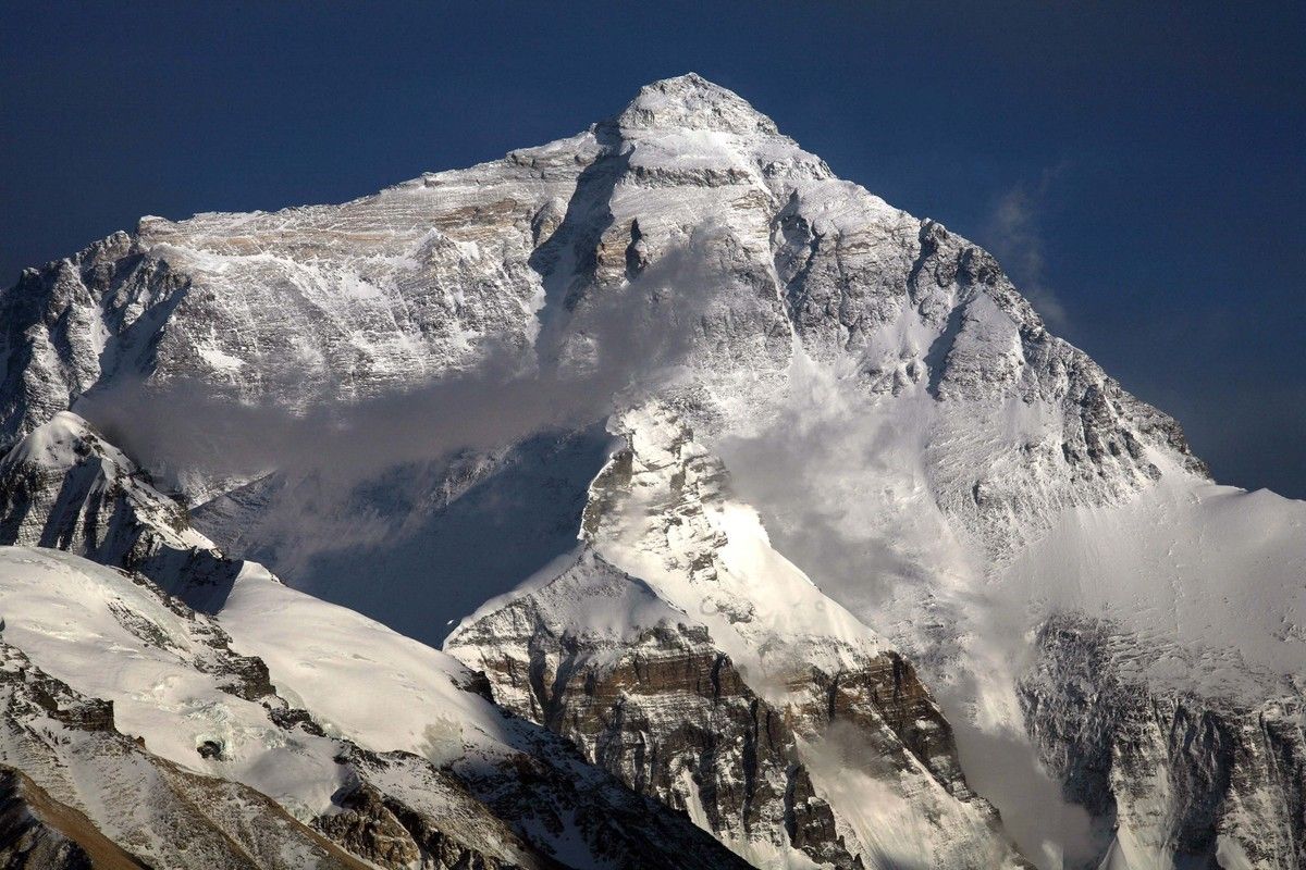 Mount Everest sob a perspectiva do templo Rongbuk, fotografado por Barry Wilmore. Reprodução: Globo