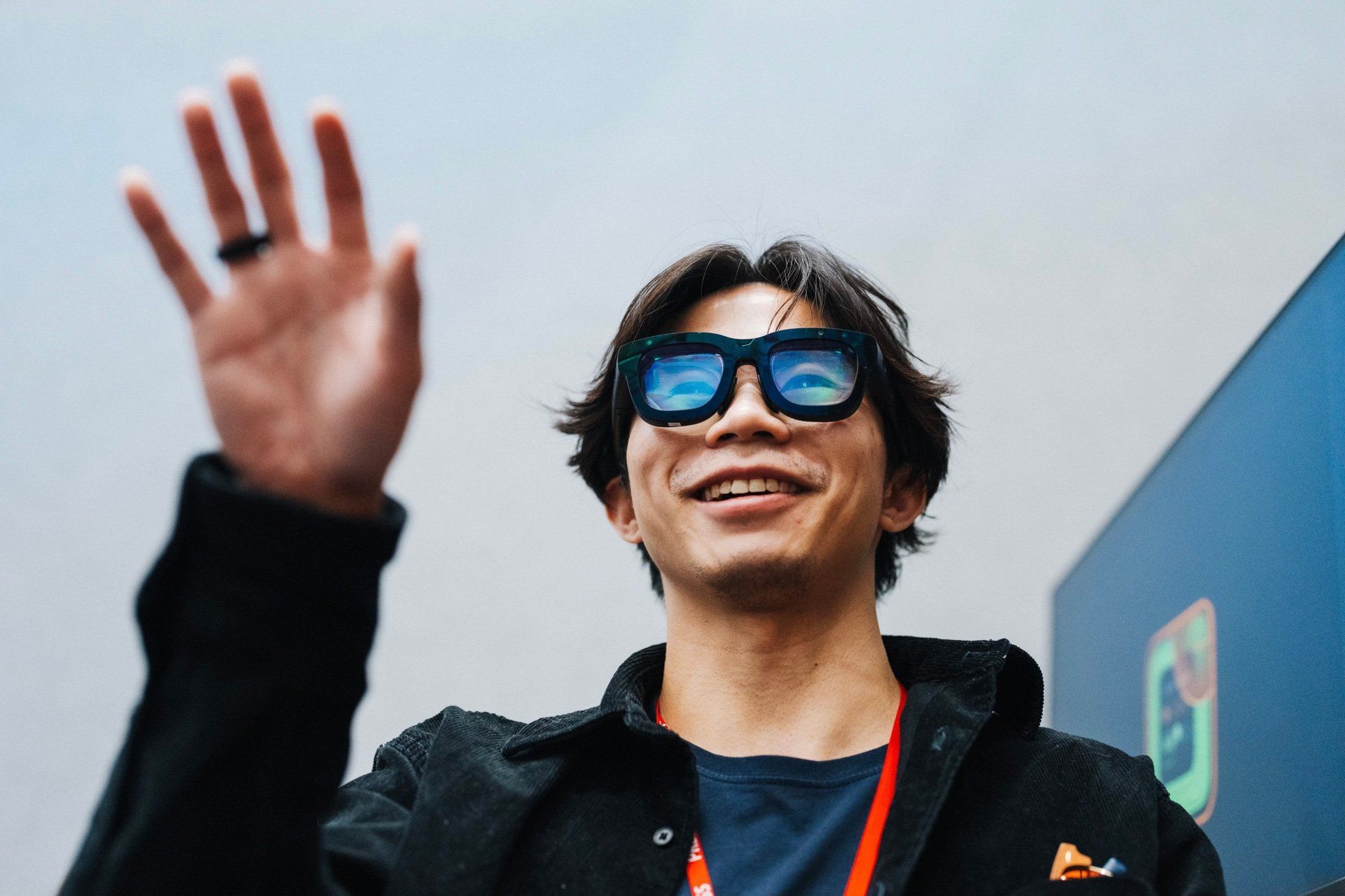 Raymond Wong testa os novos óculos inteligentes AR Orion da Meta. Reprodução: Gizmodo