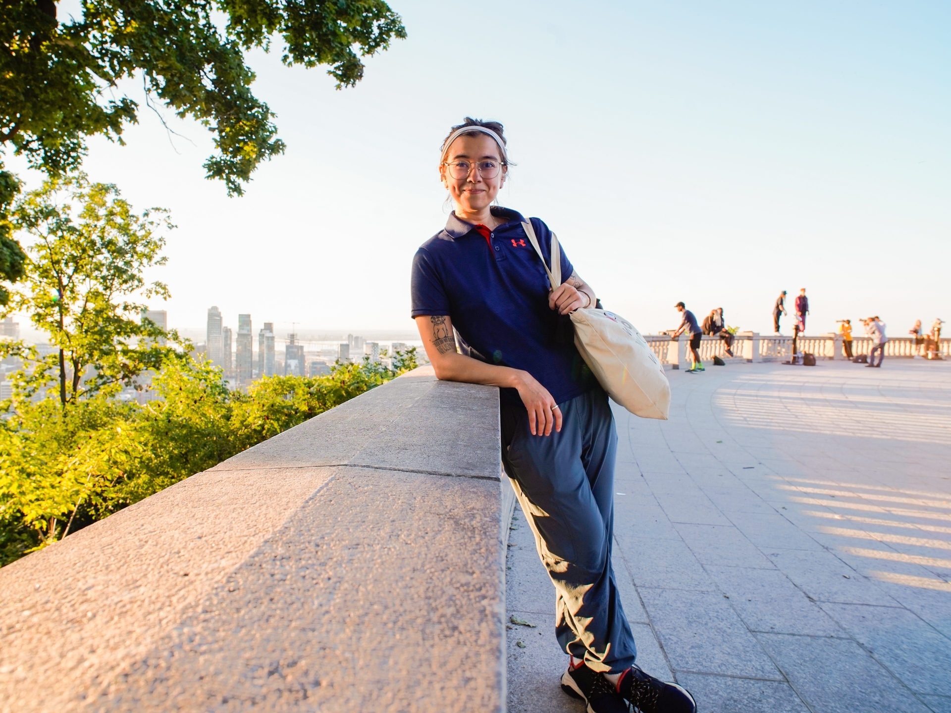 Repórter explora Montreal em 24 horas, destacando arquitetura e a famosa poutine. Reprodução: Business Insider