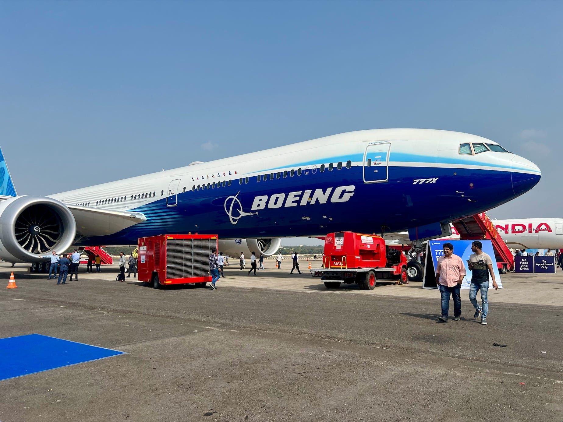 A Boeing 777X em exibição, enquanto questões legais envolvendo a empresa e um juiz evoluem. Reprodução: Business Insider
