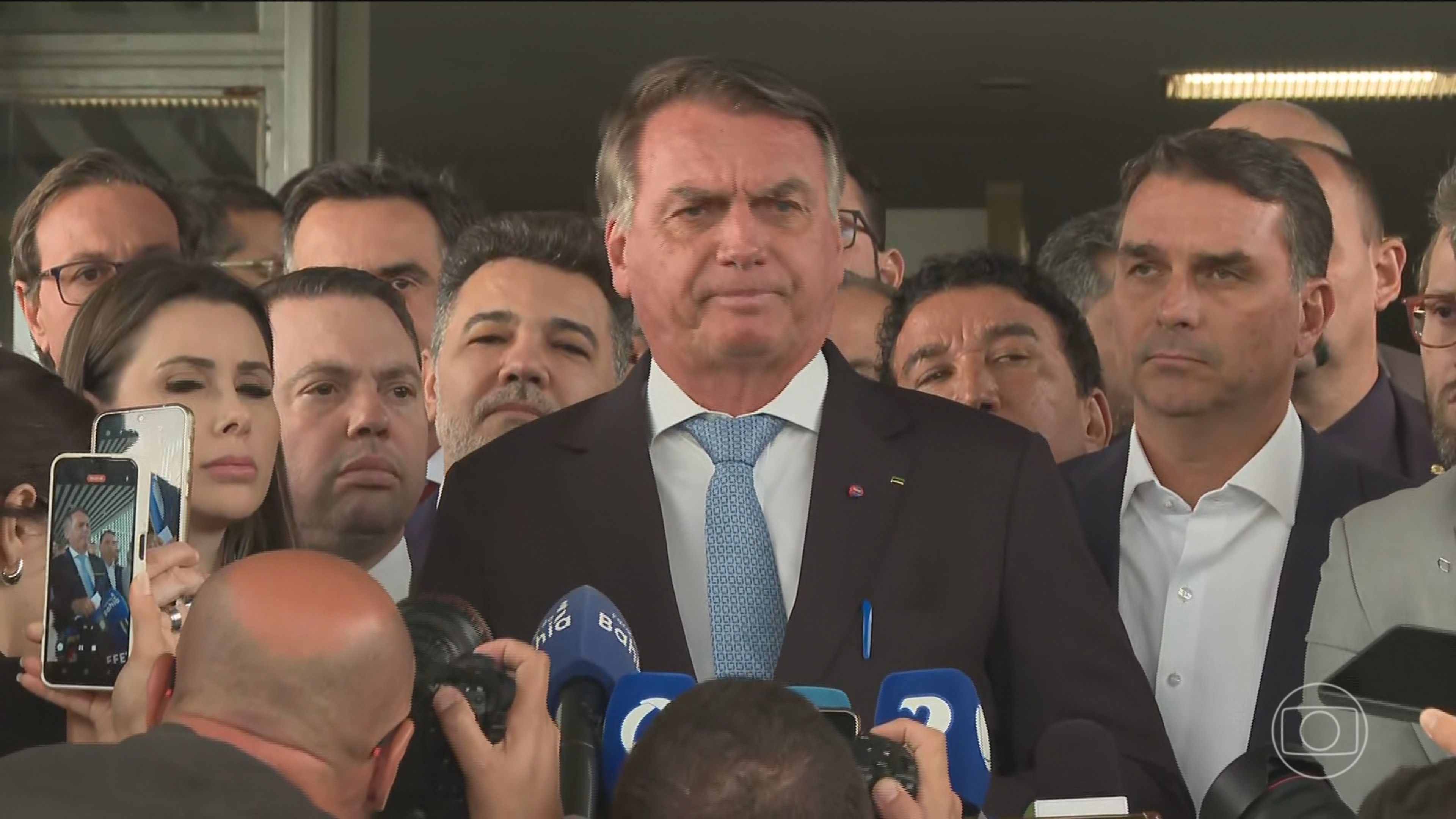 Aliados Pedem Silêncio, Mas Bolsonaro Ignora e Fala Mais