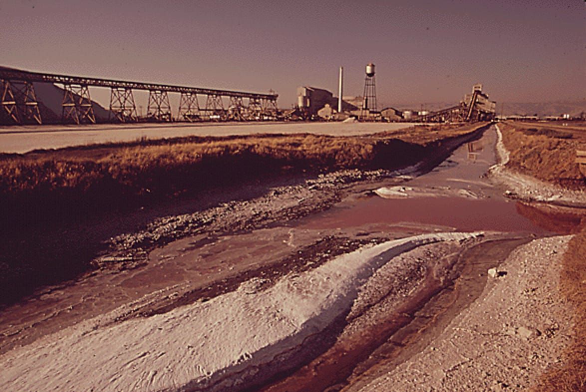 A imagem de 1972 retrata a poluição severa no San Francisco Bay, destacando os efeitos da indústria. Legenda da imagem. Reprodução: Business Insider