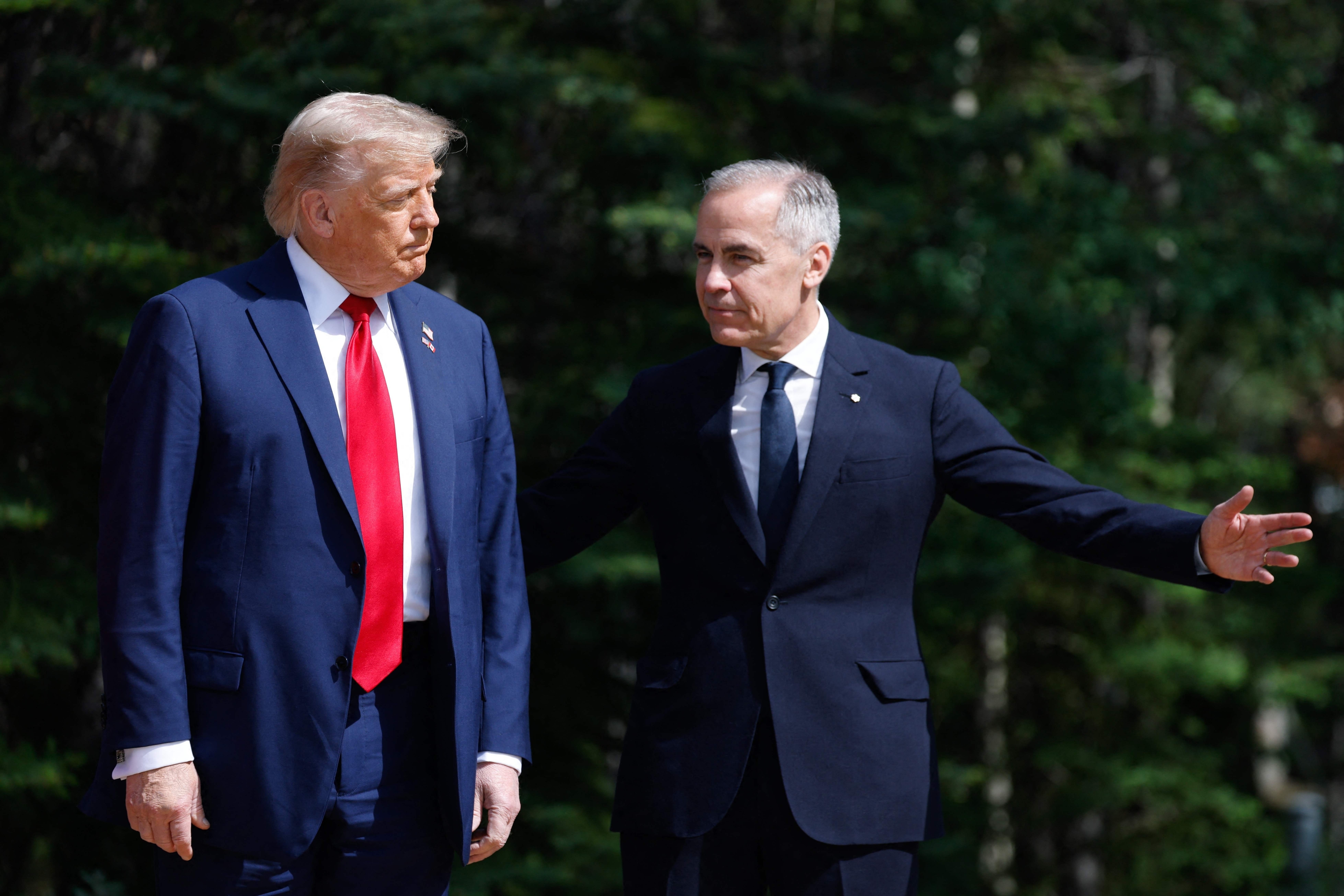 Donald Trump e o primeiro-ministro canadense Mark Carney discutem acordo comercial em Washington. Legenda da imagem. Reprodução: Globo