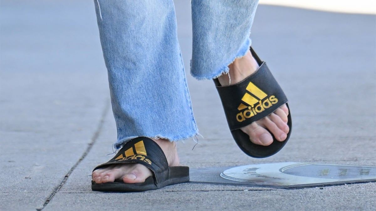As chanclas se tornam essenciais no verão, oferecendo conforto e estilo sem perder a segurança. Reprodução: EL PAÍS