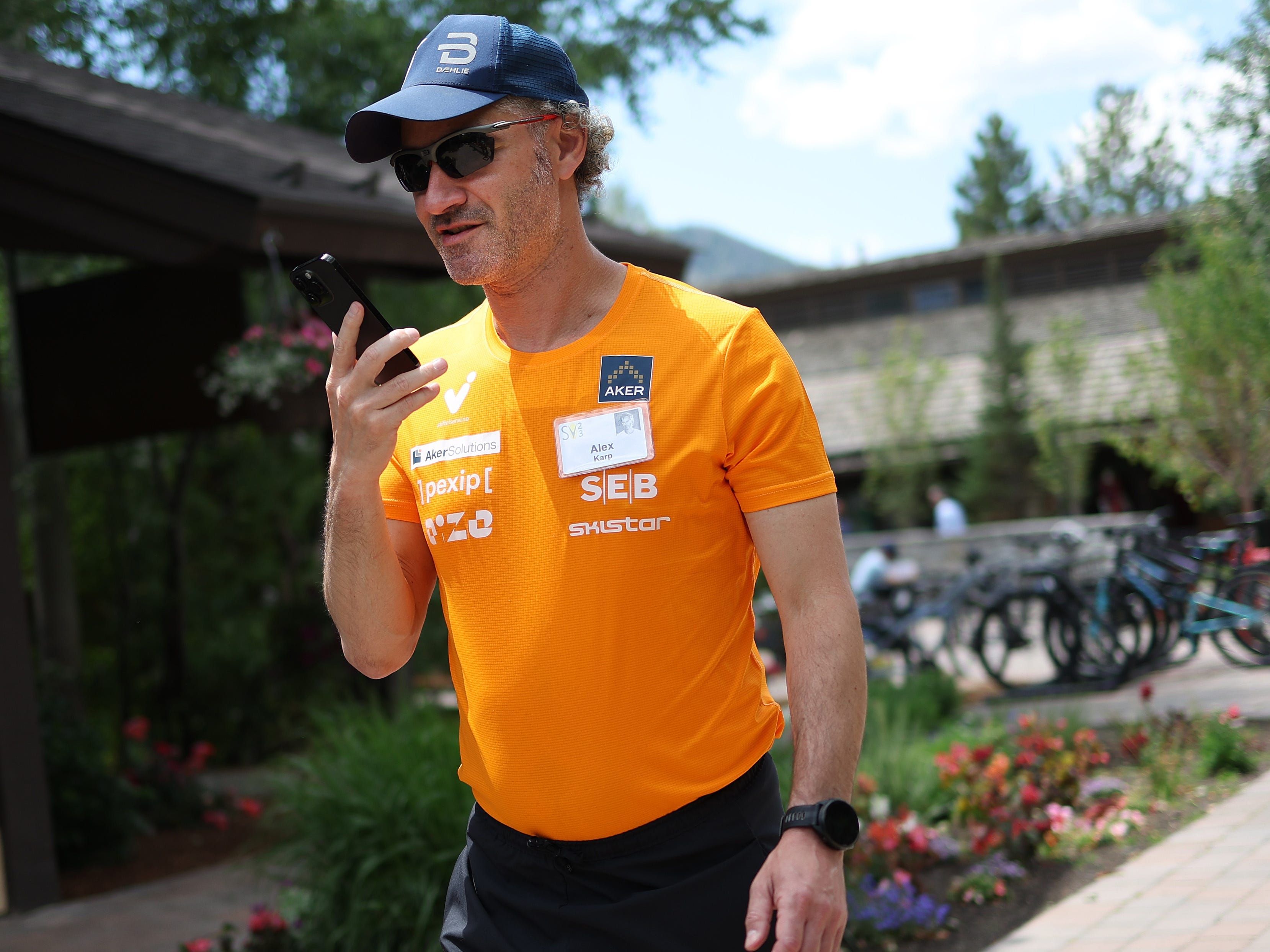 Alex Karp, CEO da Palantir, destaca a qualidade dos profissionais da empresa em chamada de lucros. Reprodução: Business Insider