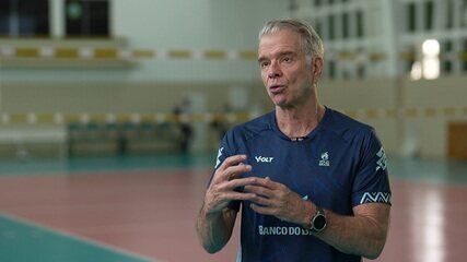 Bernardinho orienta Maique durante partida contra Argentina na VNL. Legenda da imagem. Reprodução: Retorno do item 11