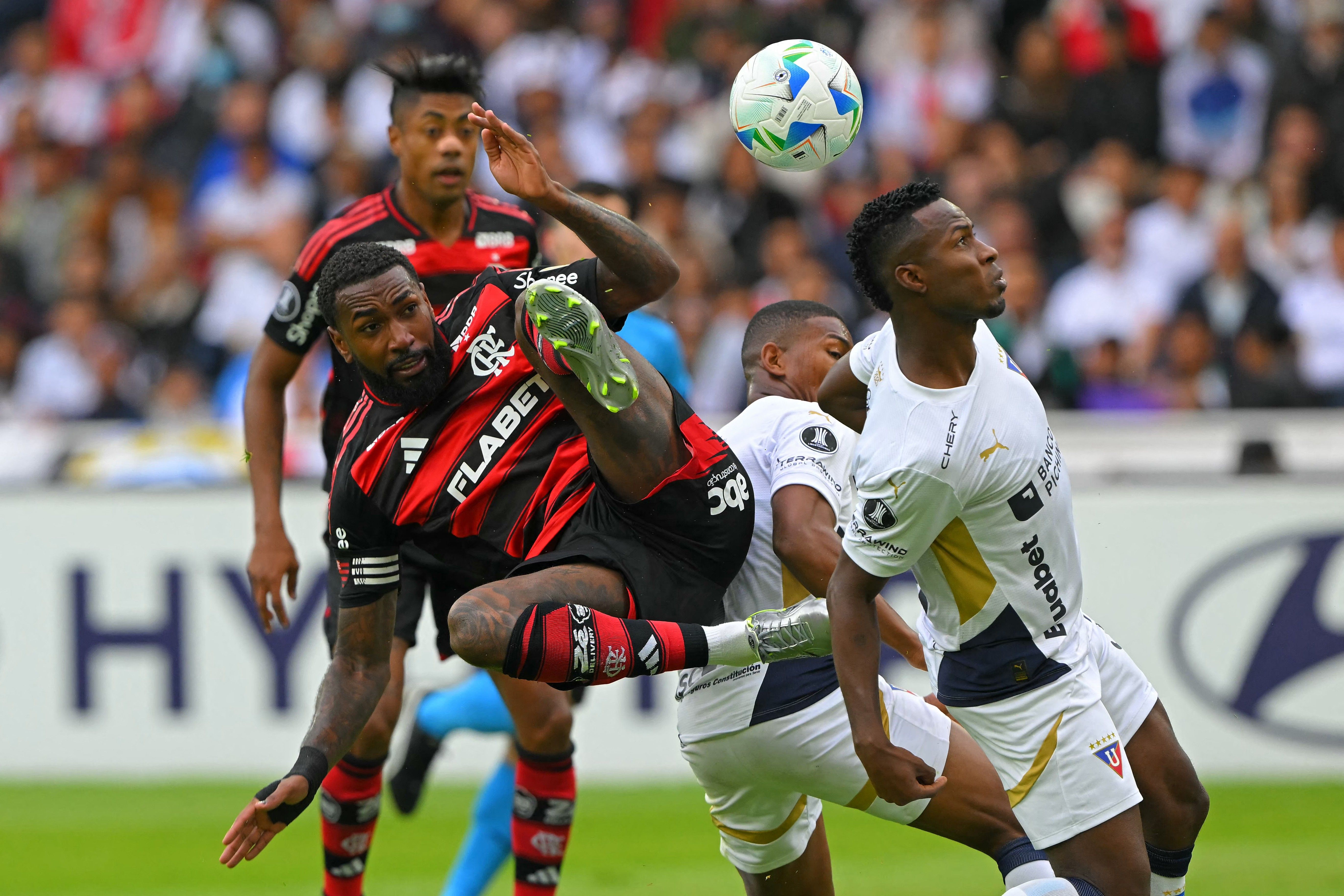 Clima tenso na partida entre Flamengo e adversário em Quito após derrota no Maracanã. Reprodução: Globo