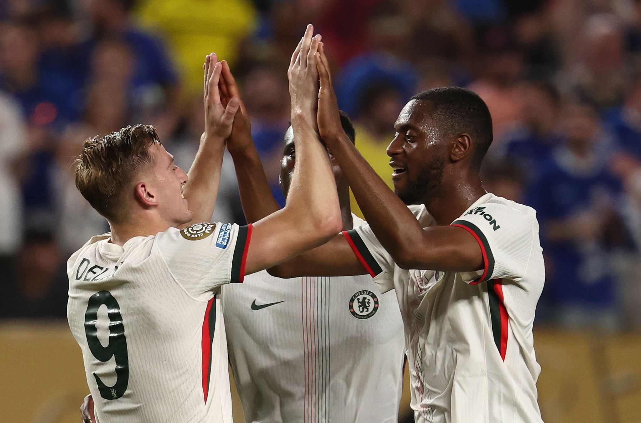 Liam Delap comemora o segundo gol do Chelsea na vitória sobre o Espérance por 3 a 0. Reprodução: Globo