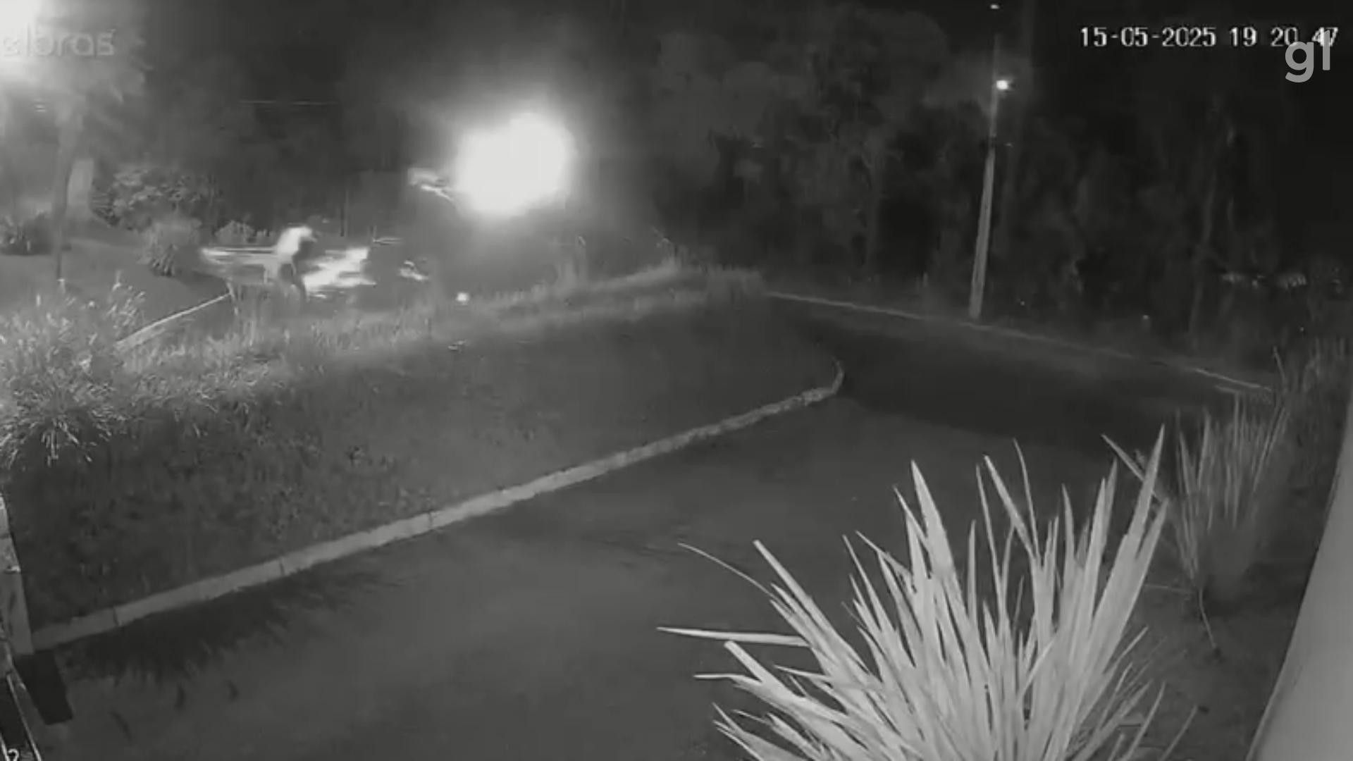 Policial militar e motociclista morrem em acidente durante perseguição em Almirante Tamandaré. Reprodução: Globo