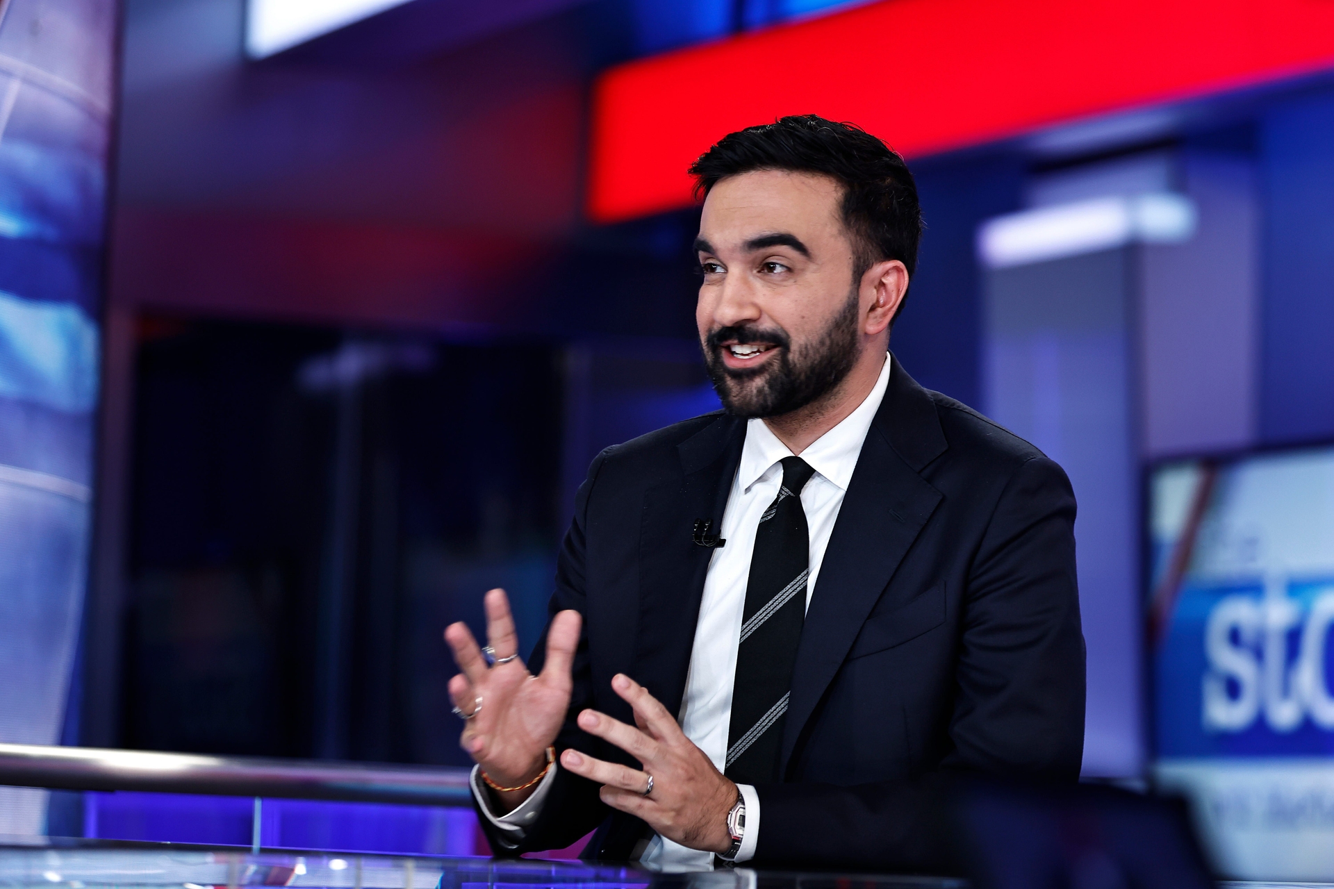 Zohran Mamdani debate em Nova York defendendo impostos sobre empresas e os ricos para financiar serviços públicos. Legenda da imagem. Reprodução: Retorno do item 11