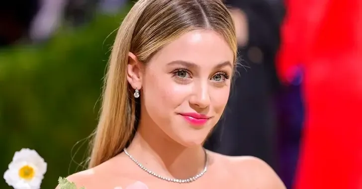 Lili Reinhart anuncia que vai estrelar a adaptação de A Hipótese do Amor.; Reprodução: Legião dos Heróis