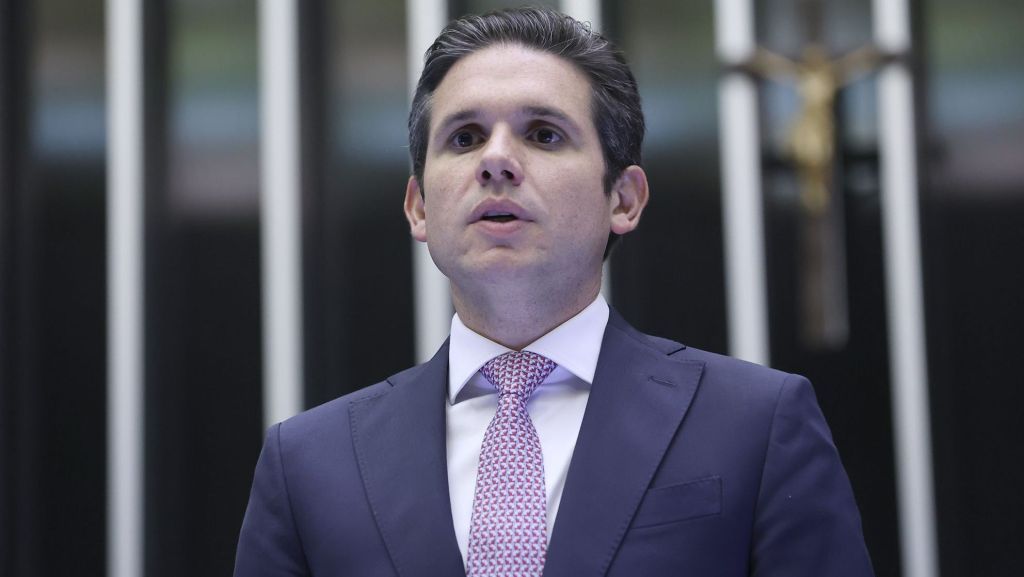 Hugo Motta Retorna e Promete Novas Isenções de Imposto de Renda