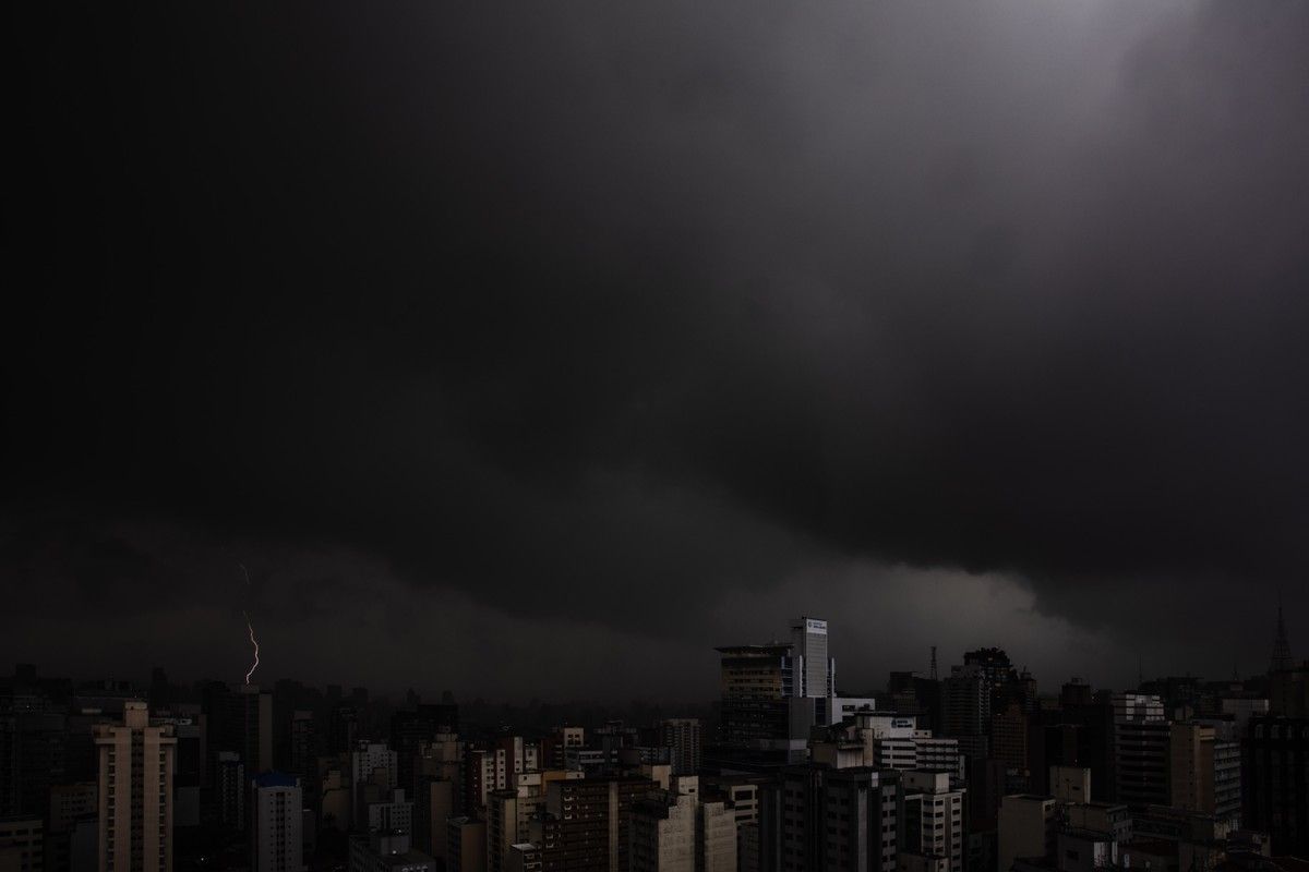 Tempestade causa alagamentos e alerta em São Paulo