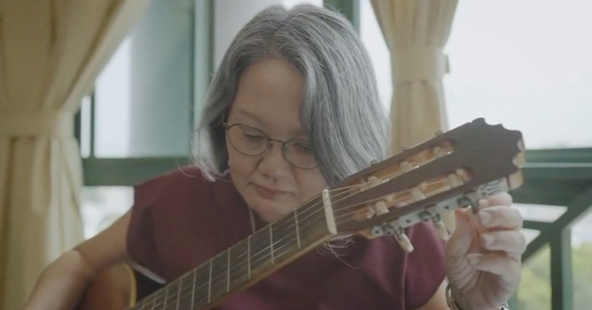 Candidatos em Singapura mostram talentos musicais em campanha eleitoral nas redes sociais. Reprodução: Reuters