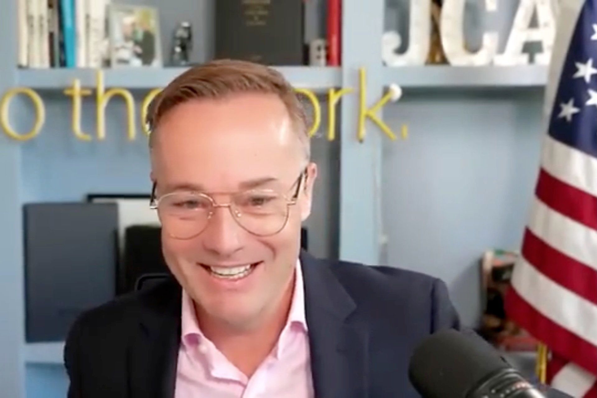 Jason Calacanis discute a importância da avaliação crítica em relação à inteligência artificial. Reprodução: Gizmodo