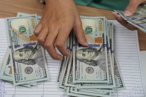 Dólar hoje sobe e caminha para encerrar semana em alta