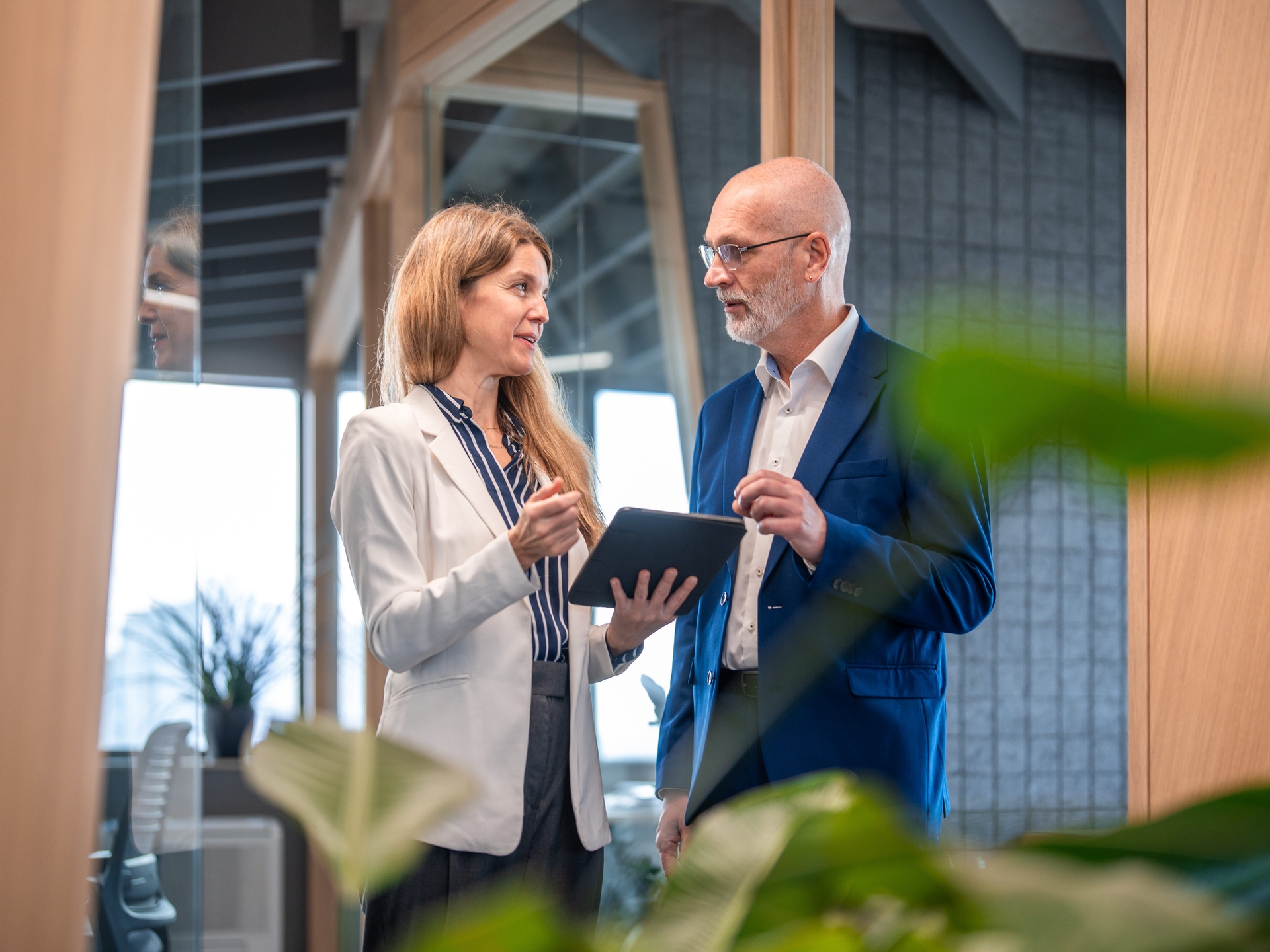 Autora contrata o pai para trabalhar na sua empresa de PR na Itália.; Reprodução: Business Insider