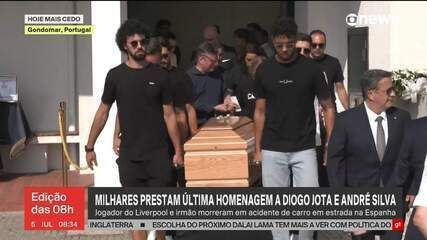Milhares prestam homenagens a Diogo Jota e André Silva no enterro em Gondomar.; Reprodução: Globo