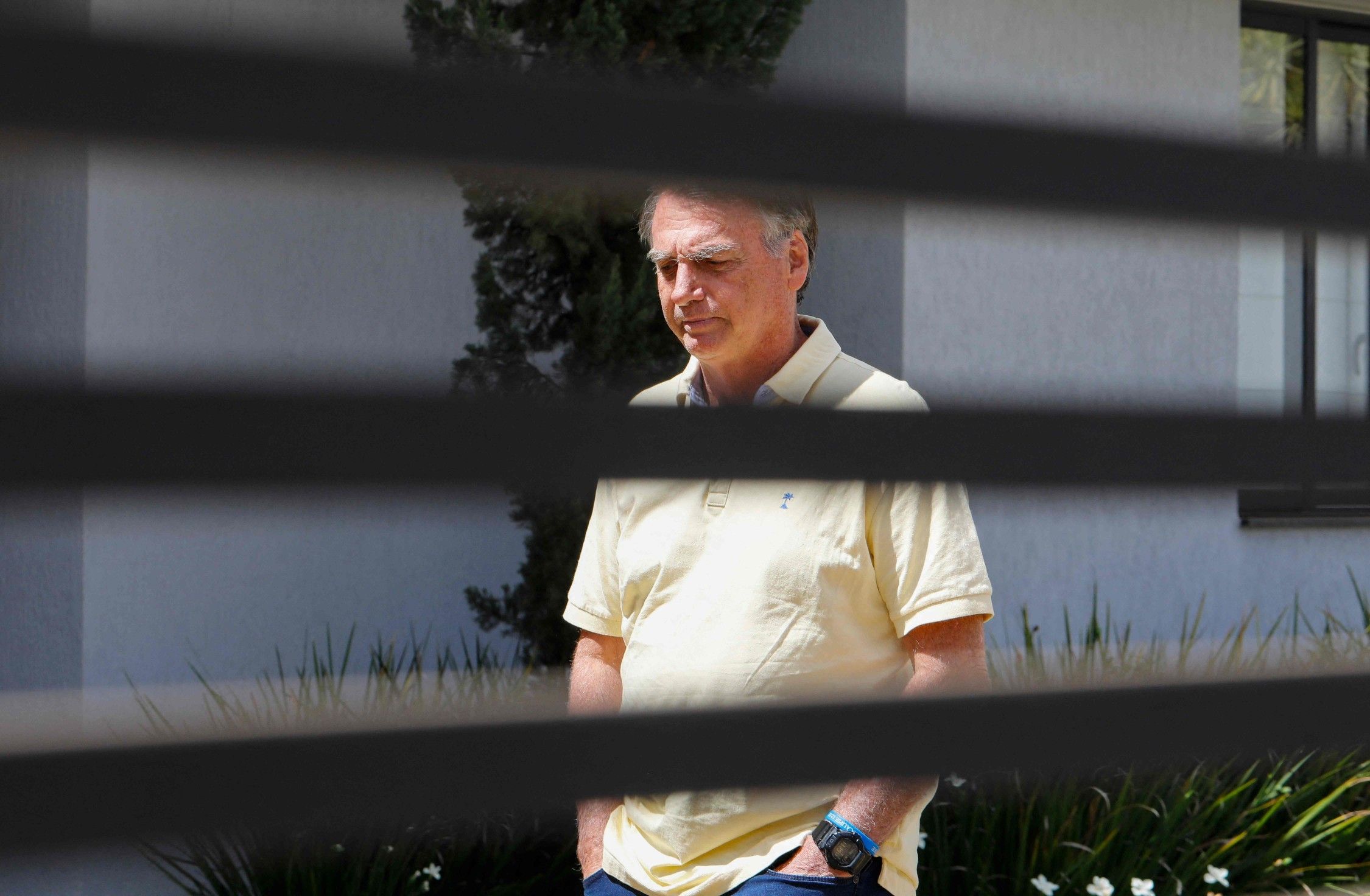 Bolsonaro faz gesto em casa; médico fala em pneumonia aguda e caso grave na UTI.. Reprodução: Oglobo