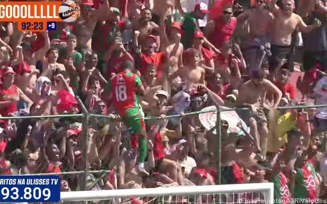 Jogador derruba alambrado e cai na arquibancada durante o gol do título. Reprodução: Esporte