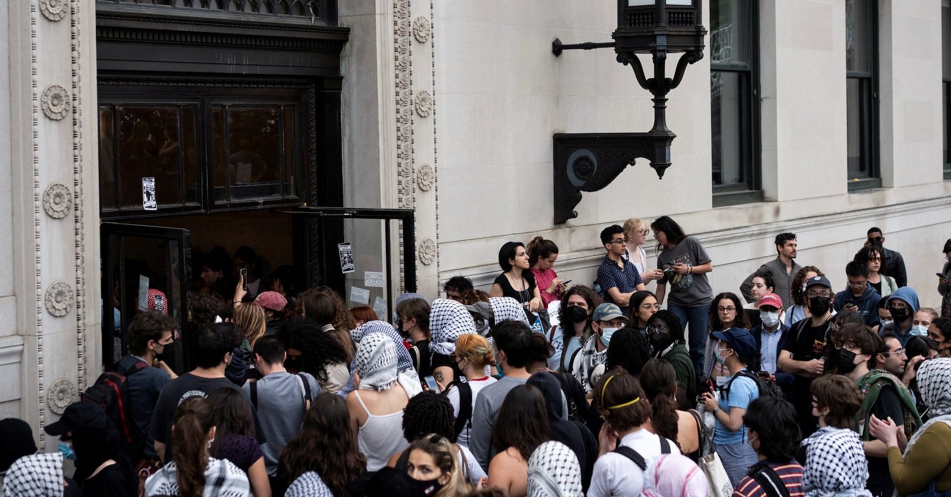 Mais de 65 alunos da Universidade Columbia são suspensos por protesto pró-Palestina que fechou a biblioteca do campus. Reprodução: Reuters