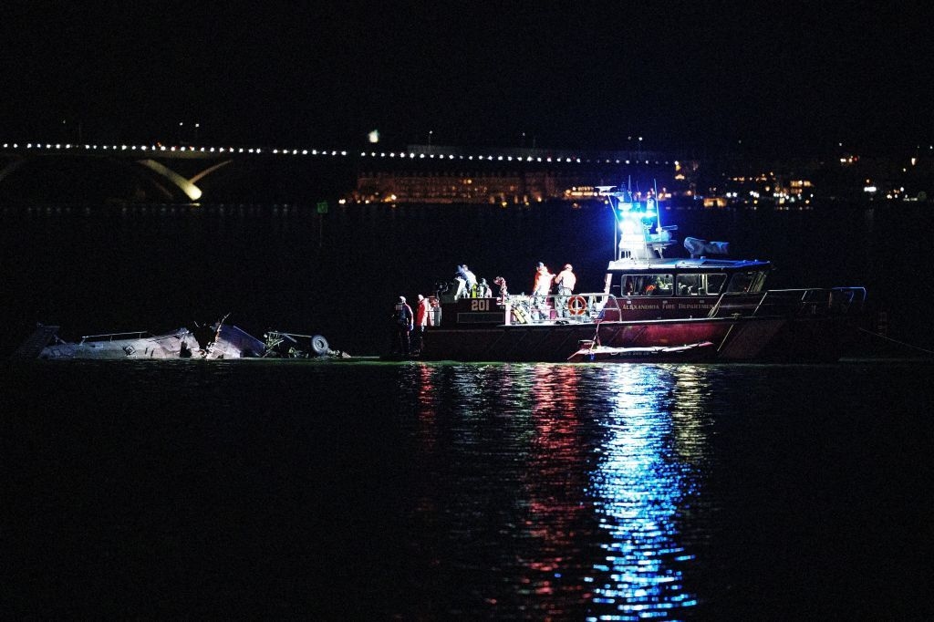 Colisão entre helicóptero e avião levanta questões de segurança