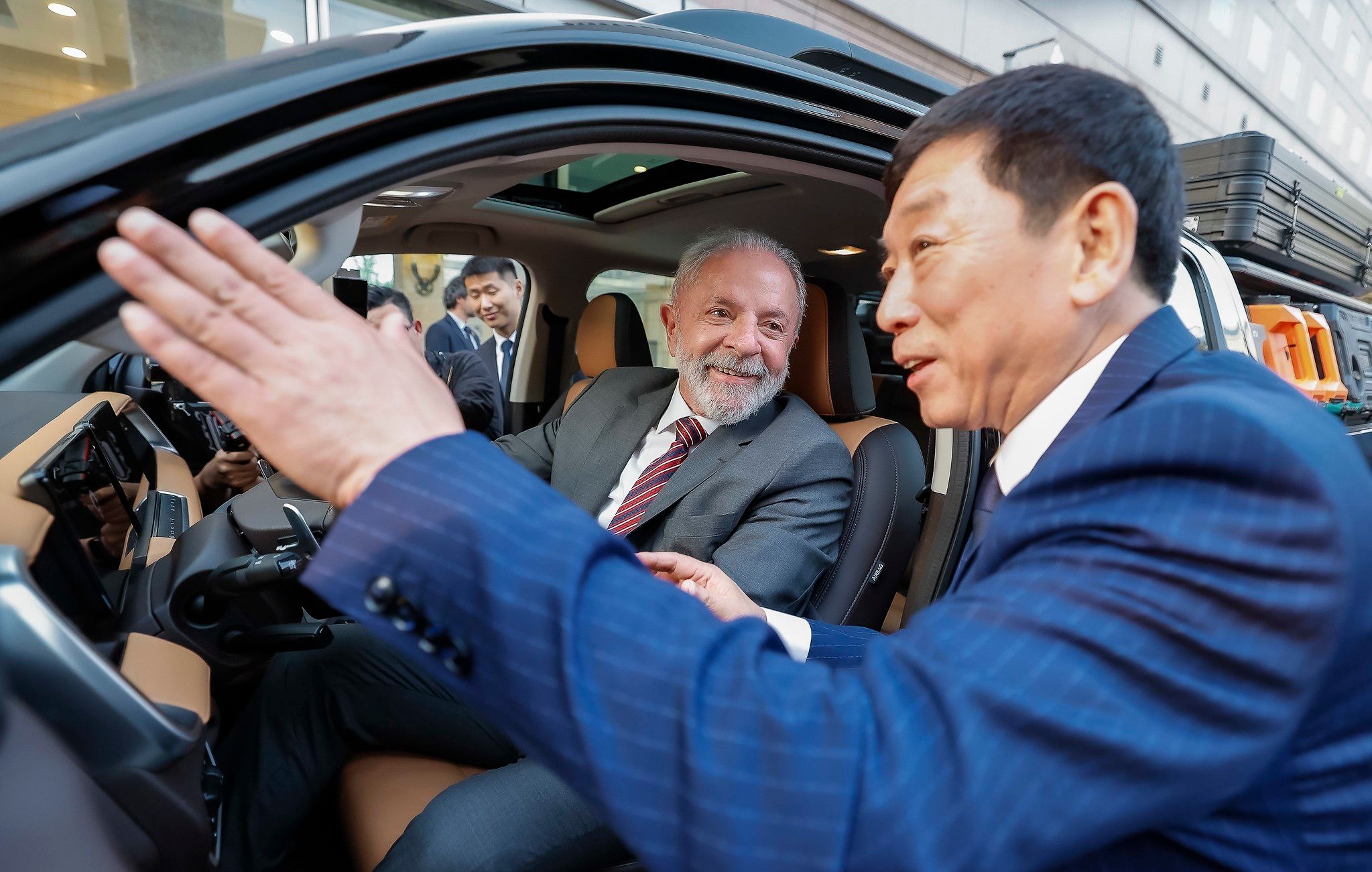 Presidente Lula é recebido por Xi Jinping durante visita de Estado na China. Reprodução: Globo