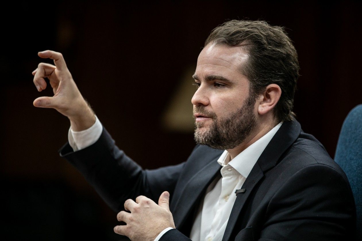 Dario Durigan anuncia proposta de cortes de 10% em incentivos fiscais durante coletiva em Brasília. Reprodução: Globo