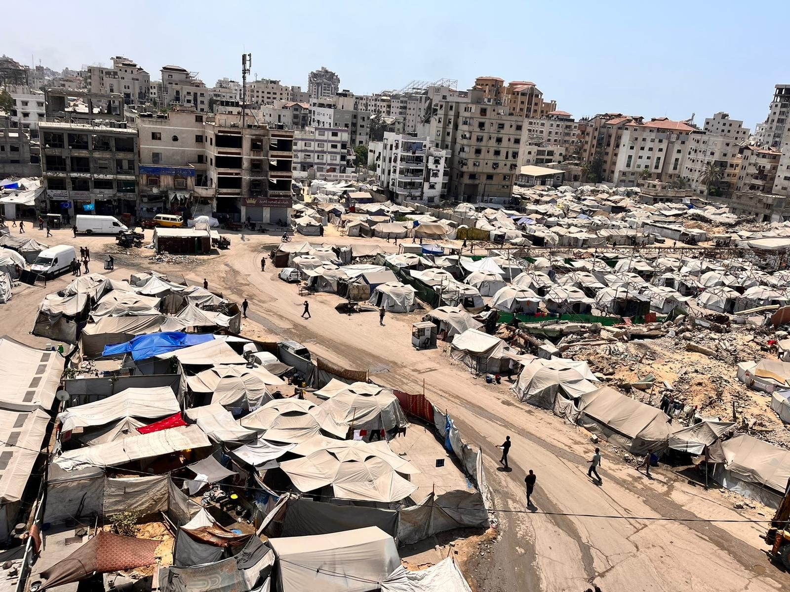 Famílias em Gaza enfrentam escassez de alimentos e temem novas evacuações.; Legenda da imagem. Reprodução: El Pais