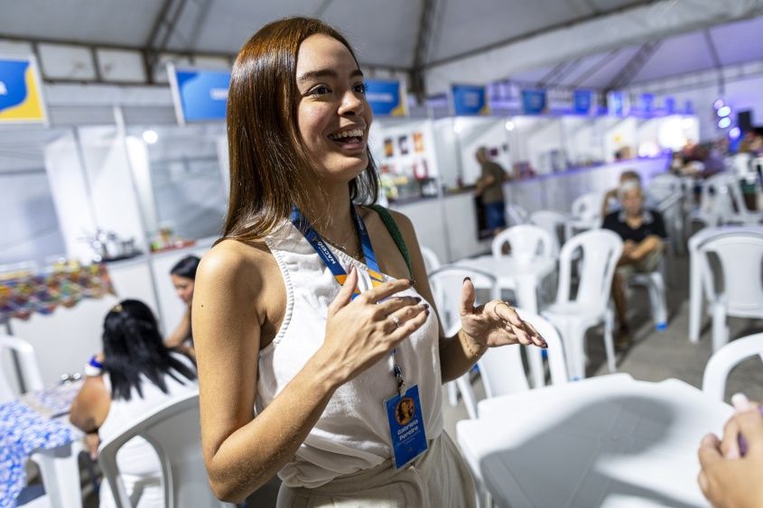 A 1ª Feira Gastronômica da Economia Solidária atrai público com pratos típicos em Pajuçara. Legenda da imagem. Reprodução: Assessoria