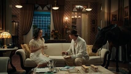 Sergio Guizé faz declaração romântica à Bianca Bin em cena de Êta Mundo Melhor!; Legenda da imagem. Reprodução: Globo