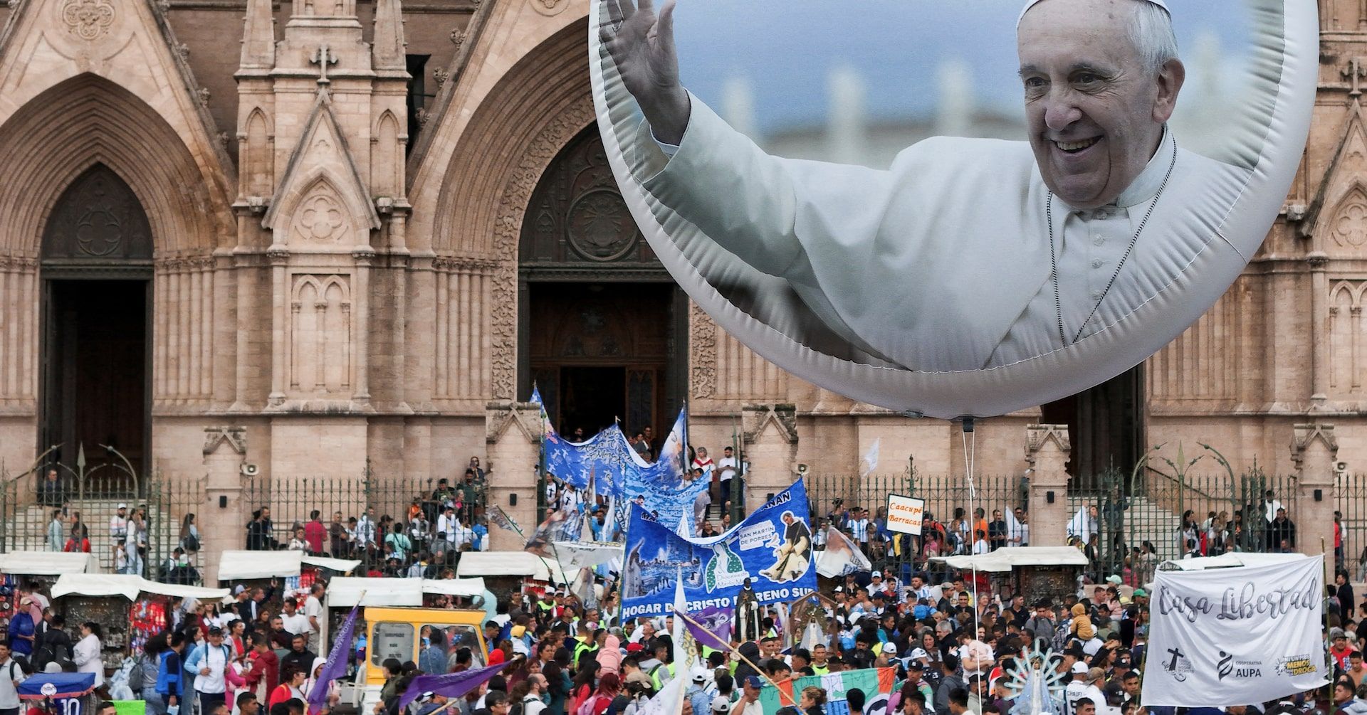 Fãs se reunem em homenagem ao Papa Francisco em sua terra natal. Reprodução: Reuters