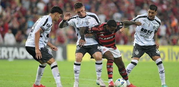 Gerson cercado por adversários durante partida do Flamengo contra o Central Córdoba. Reprodução: UOL