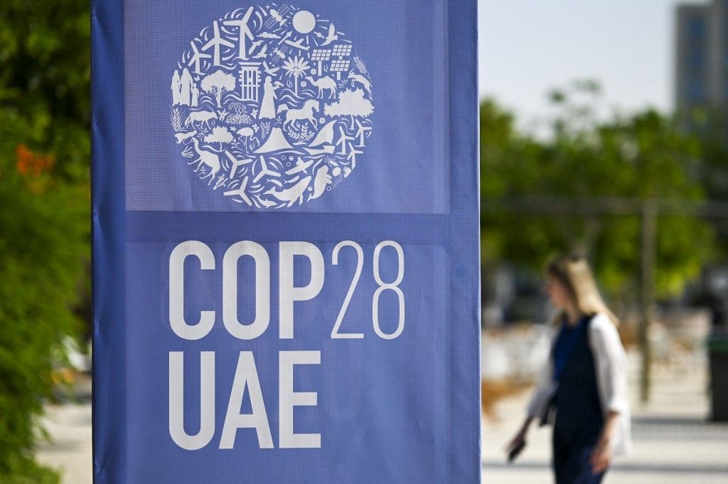 Logo da COP exibido em Dubai, destacando a importância da Conferência do Clima. Reprodução: Globo