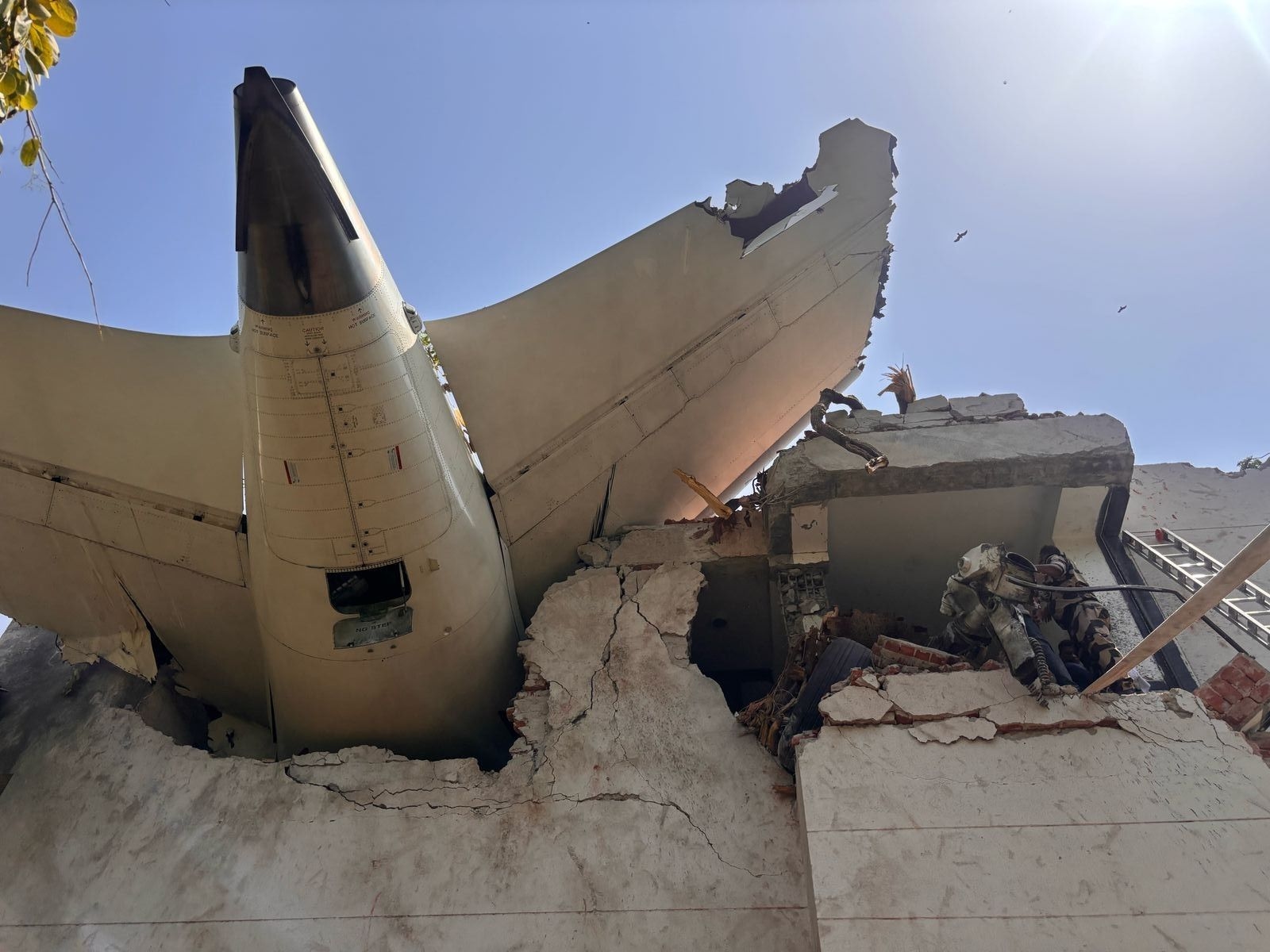 Bombeiros e equipes de resgate trabalham nos destroços do Boeing 787 da Air India que caiu em Ahmedabad. Reprodução: Globo