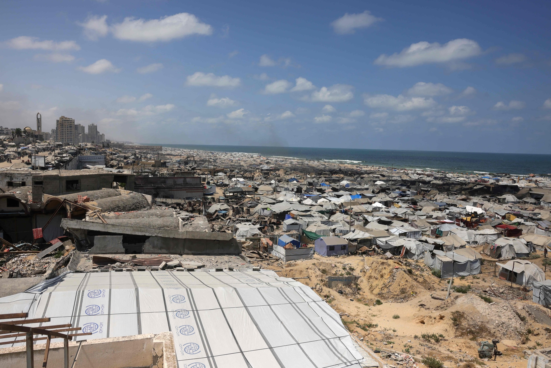 Tendas abrigam palestinos deslocados em Gaza, refletindo a crise alimentar devastadora no território. Reprodução: Globo