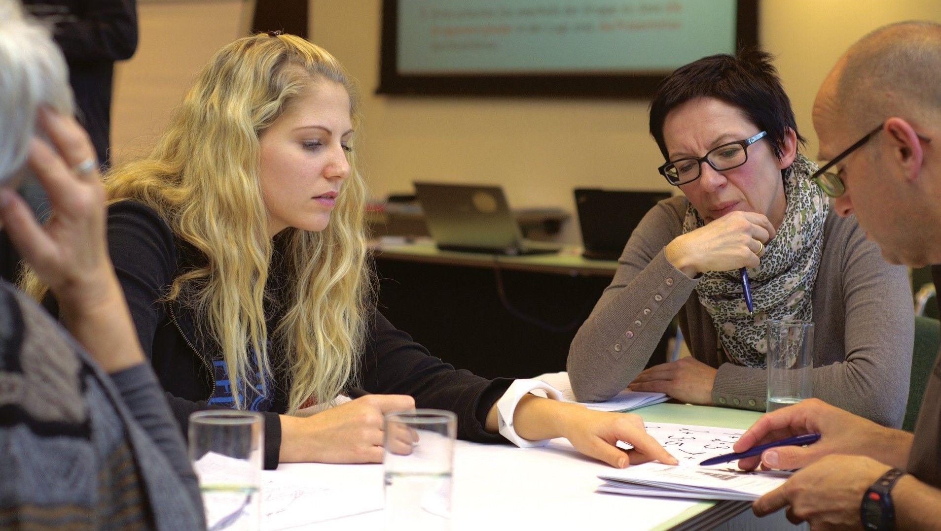 A interação entre diferentes gerações no ambiente de trabalho melhora a produtividade e reduz o etarismo. Reprodução: Globo