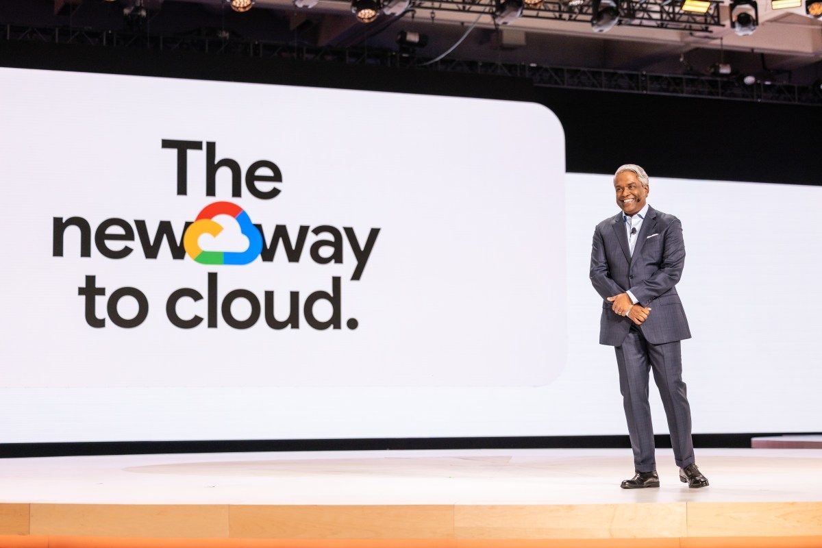 Thomas Kurian, CEO do Google Cloud, destaca novas startups de IA na conferência Cloud Next. Reprodução: TechCrunch