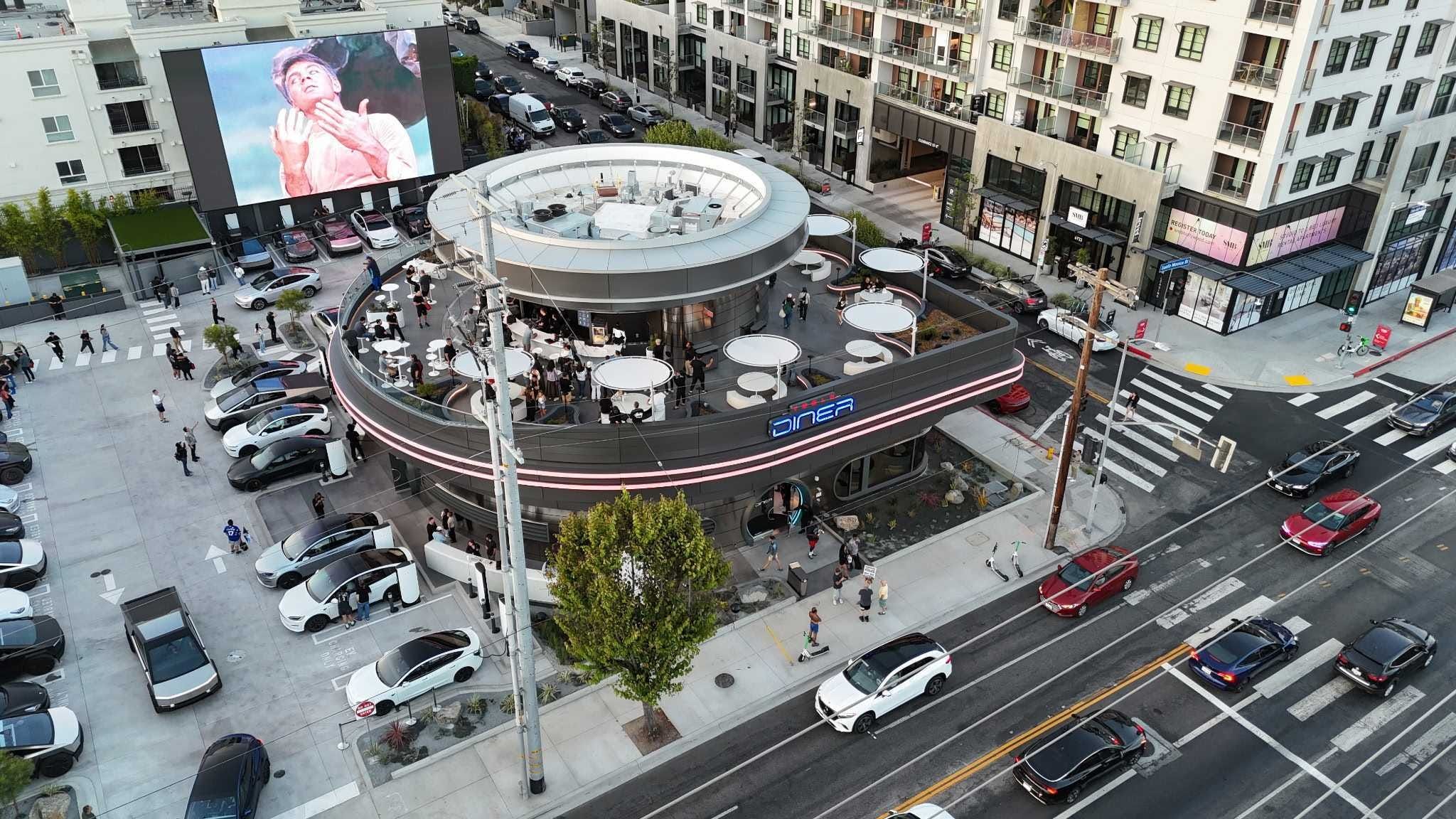 O novo Tesla Diner em Hollywood atraiu multidões durante sua abertura, com veículos elétricos e comida temática. Legenda da imagem. Reprodução: Business Insider