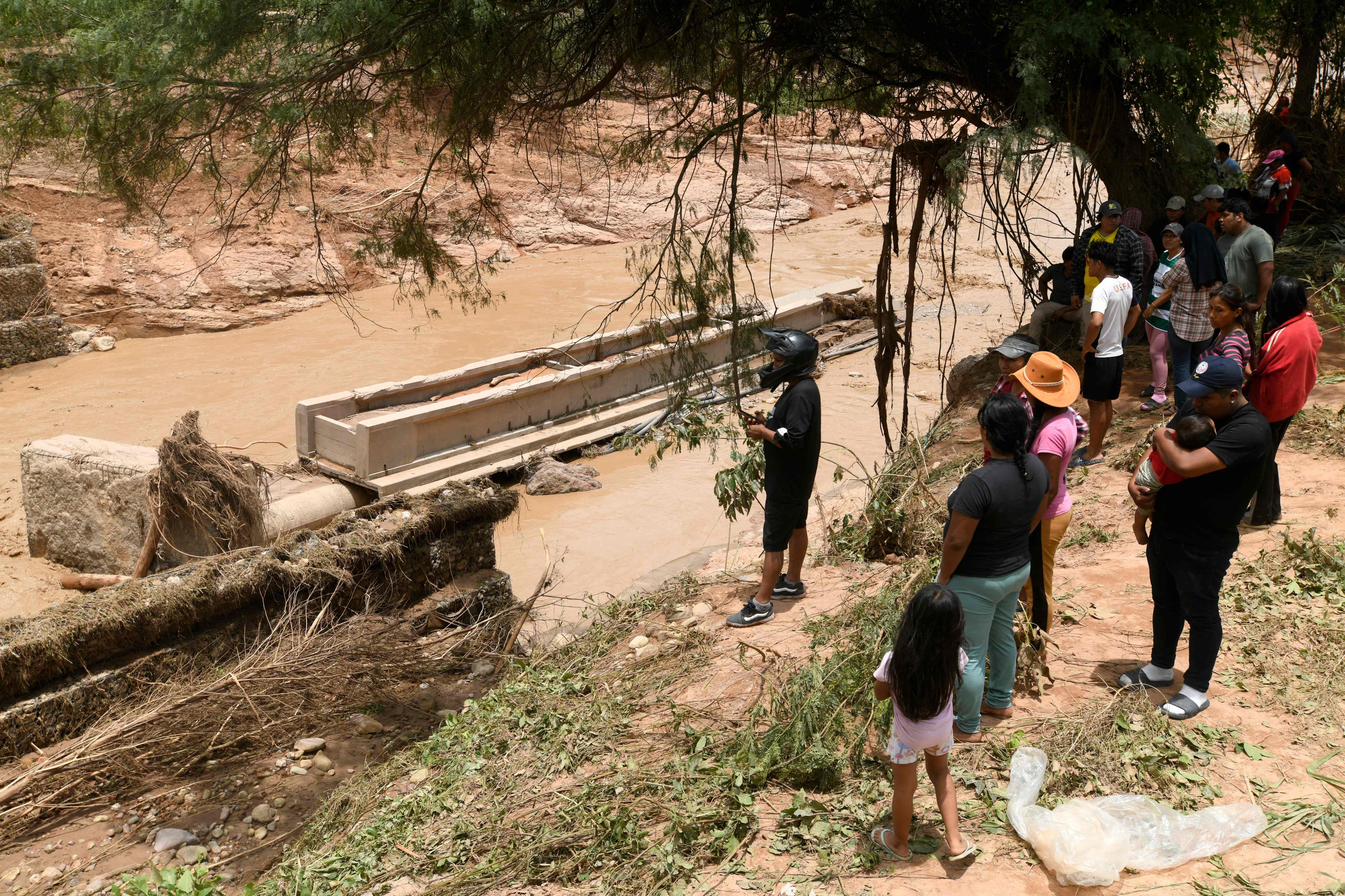 Moradores observam o local do desabamento de ponte após cheia do rio Pirai, na Bolívia.. Reprodução: Oglobo