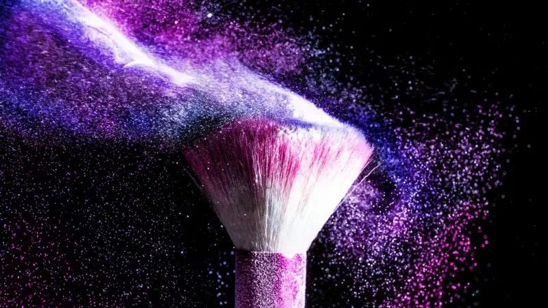 O glitter, aparentemente inofensivo, altera a química dos oceanos e prejudica a vida marinha. Reprodução: Globo