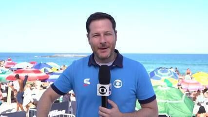Movimentação intensa na praia de Saquarema no primeiro dia do campeonato da World Surf League. Reprodução: Globo