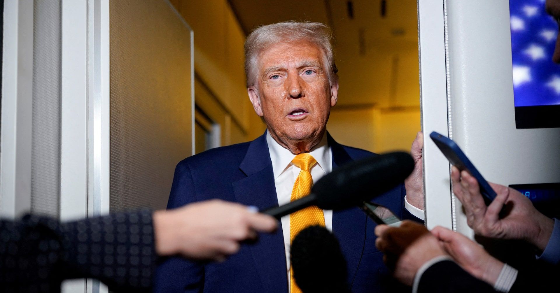 Pesquisa mostra insatisfação dos americanos com a gestão de Trump na economia e inflação. Reprodução: Reuters