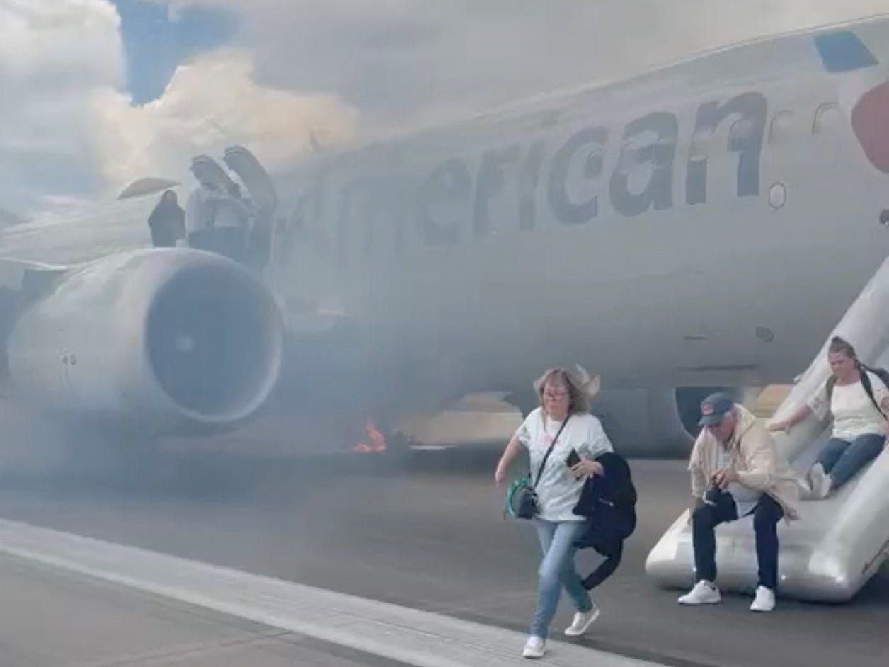 Passageiros evacuam um avião da American Airlines após incêndio em Denver.; Reprodução: Business Insider