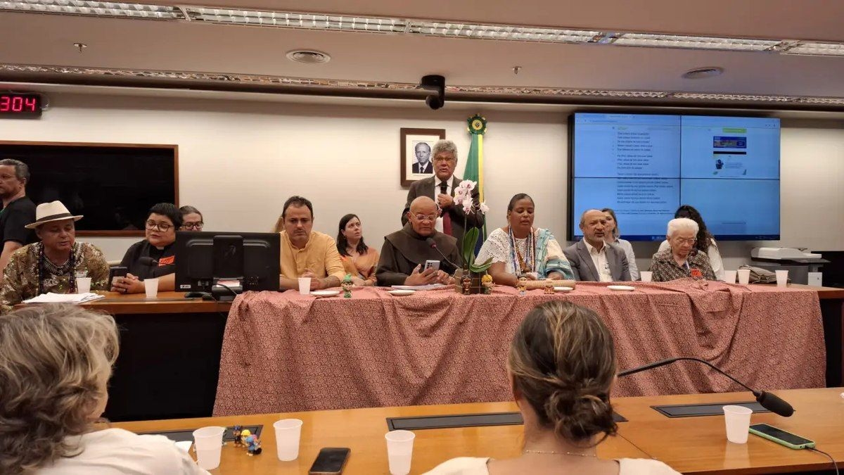 Deputado protesta no local após aprovação de parecer pela cassação no Conselho de Ética. Reprodução: Ultimo Segundo