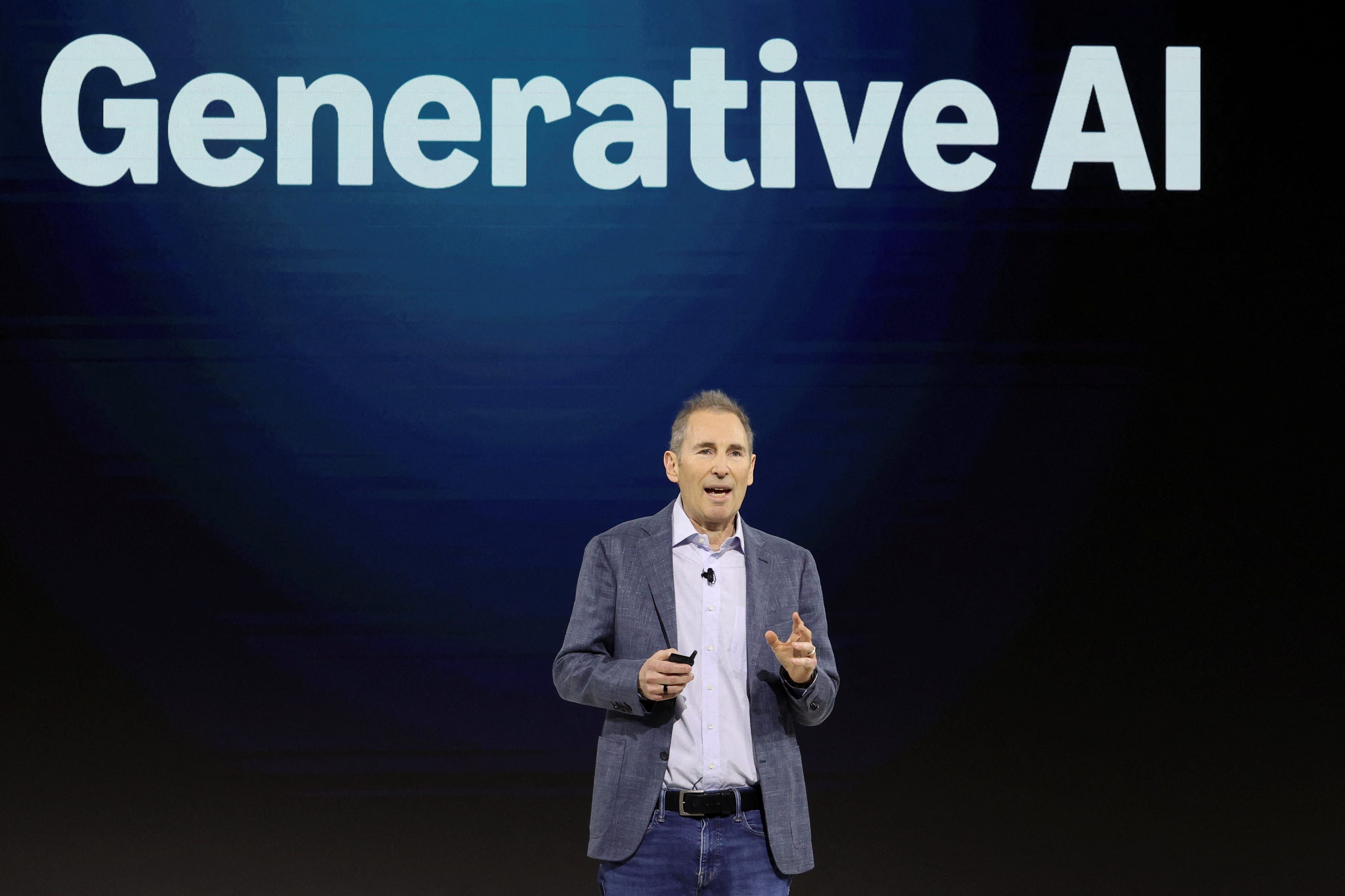 Amazon CEO Andy Jassy responde a perguntas desafiadoras sobre crescimento da AWS durante teleconferência. Reprodução: Business Insider