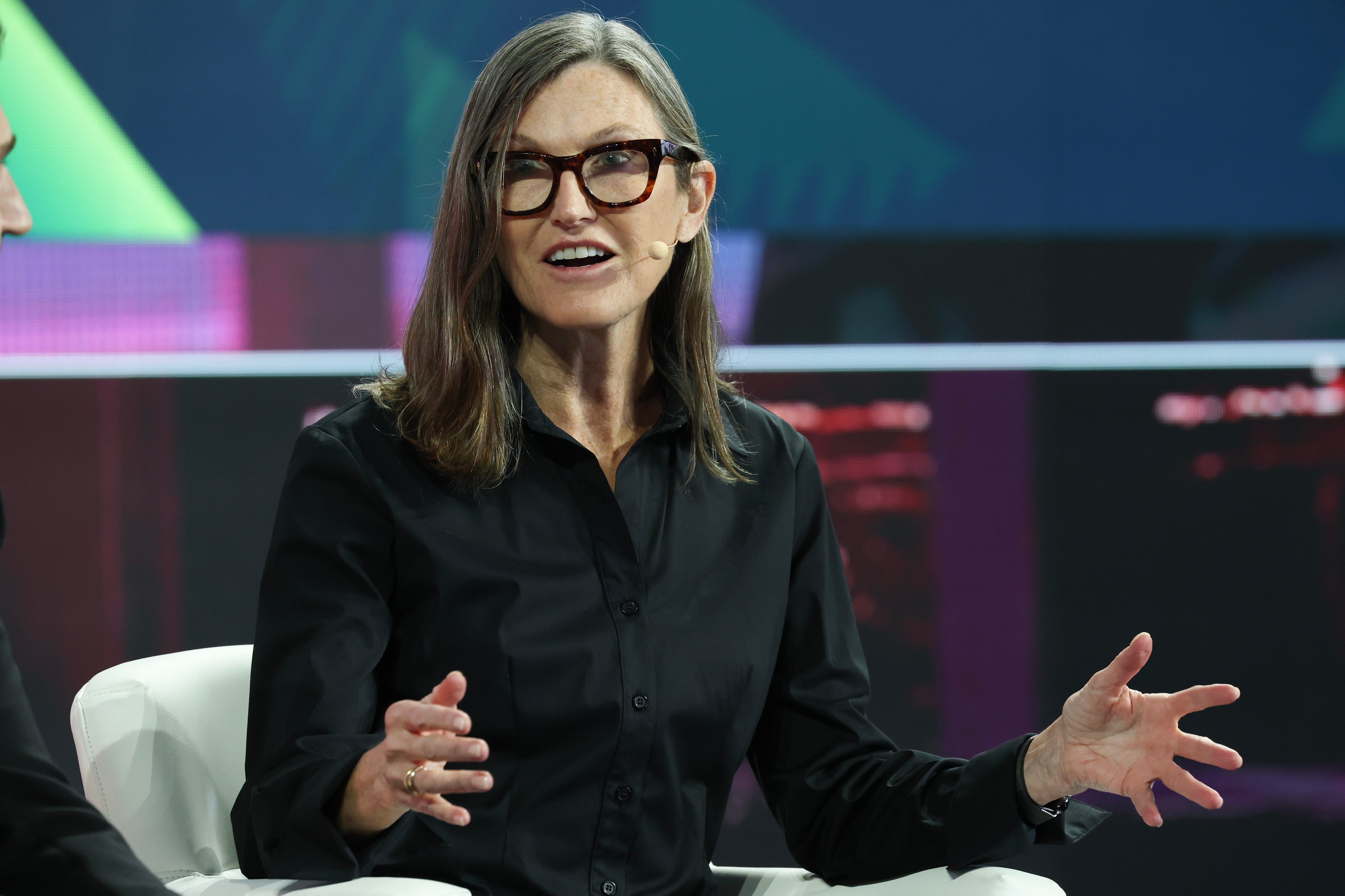 Cathie Wood, da Ark Invest, destaca Tesla como seu principal investimento em conferência. Reprodução: Business Insider