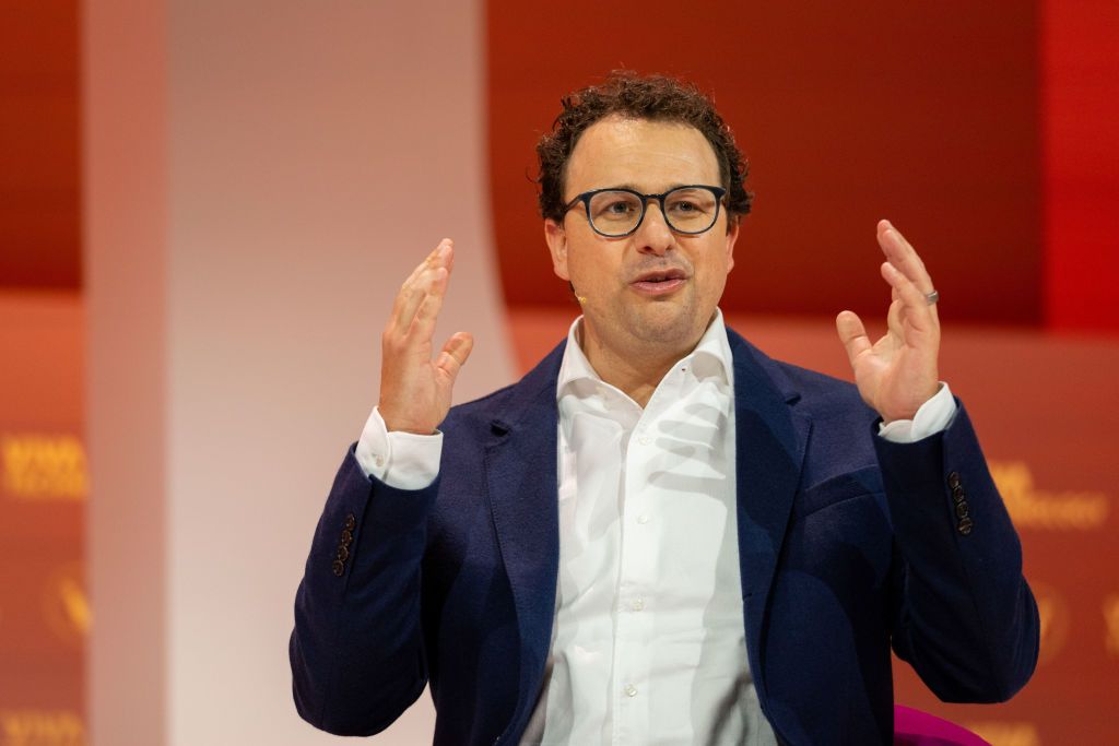 Dario Amodei, CEO da Anthropic, apresenta metas para detecção de problemas em modelos de IA até 2027. Reprodução: TechCrunch